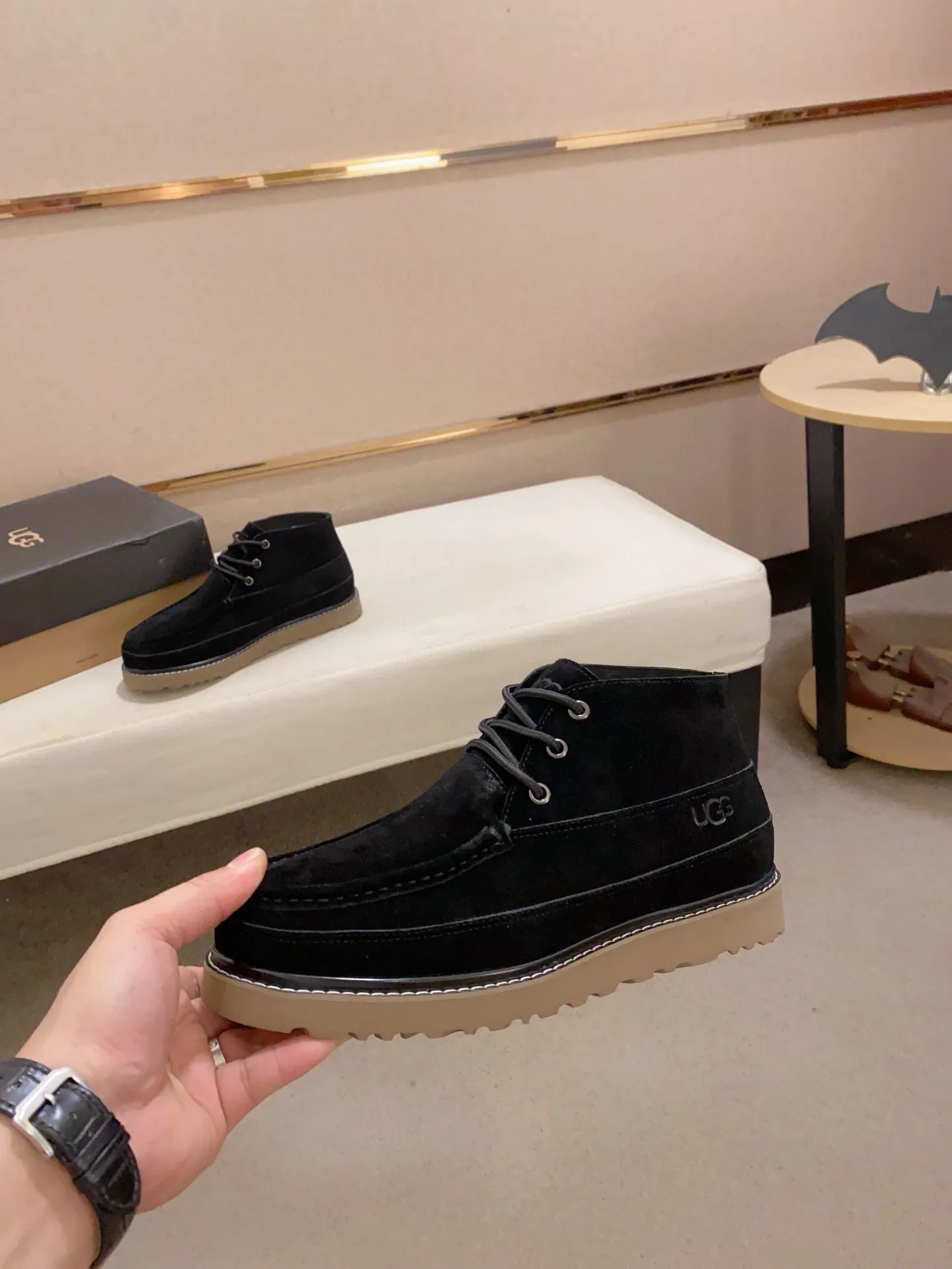 Men's shoes💰: 600💰(high-end goods) UGG❄️❄️Latest model 1:1⃣️quality, fabric: high-end quality first-layer cowhide imported from Europe. Lining: wool lining, sole: pure imported foam outsole. ❤️High-end goods, fine workmanship, trendy and fashionable. The fit is very classy. If you know the goods, you will not be able to refuse😍😍Number of codes: 38-44 (45 is custom-made and cannot be returned or exchanged)